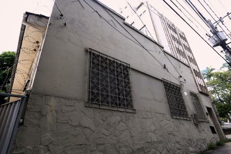 Casa à venda com 400m², 3 quartos e 2 vagas Casa à venda com 400m², 3 quartos e 2 vagasFachada