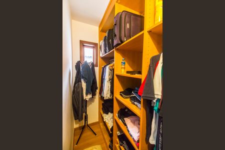 Casa de condomínio à venda com 488m², 4 quartos e 4 vagasCloset da suíte