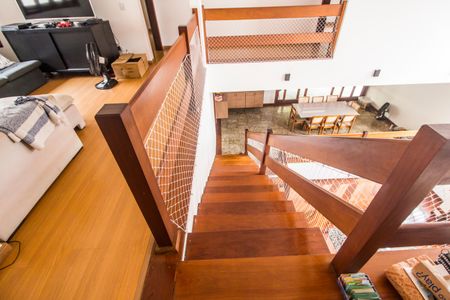 Casa de condomínio à venda com 488m², 4 quartos e 4 vagasEscada