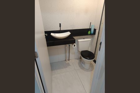 Banheiro de apartamento para alugar com 1 quarto, 42m² em Guaratiba, Rio de Janeiro