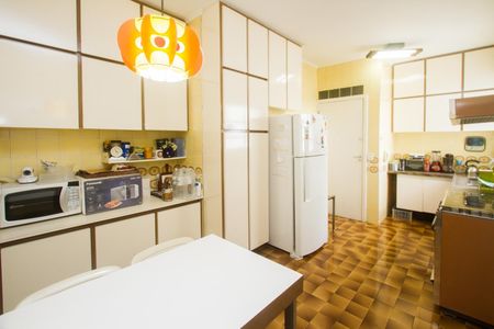 Apartamento para alugar com 196m², 3 quartos e 1 vaga
