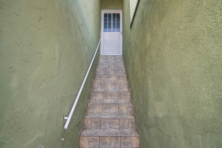 Casa para alugar com 120m², 2 quartos e sem vagaEscada de Entrada