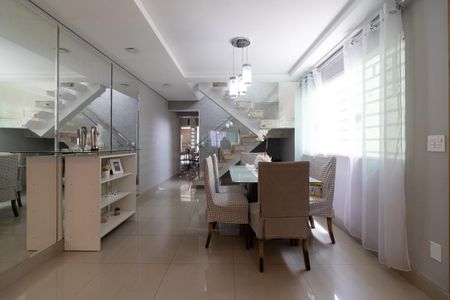 Casa à venda com 339m², 4 quartos e 2 vagas Casa à venda com 339m², 4 quartos e 2 vagasSala