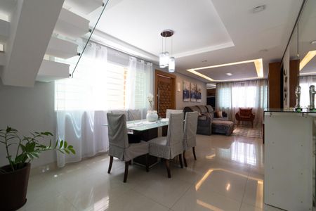 Casa à venda com 339m², 4 quartos e 2 vagas Casa à venda com 339m², 4 quartos e 2 vagasSala