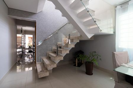 Casa à venda com 339m², 4 quartos e 2 vagas Casa à venda com 339m², 4 quartos e 2 vagasSala