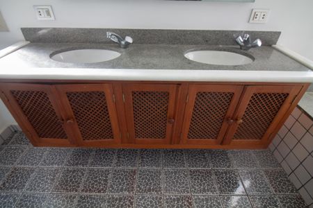 Casa à venda com 555m², 3 quartos e 6 vagas Casa à venda com 555m², 3 quartos e 6 vagasBanheiro da Suíte