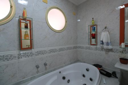 Casa de condomínio para alugar com 450m², 4 quartos e 6 vagasBanheiro da Suíte 4