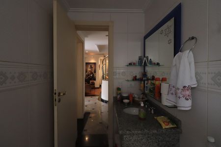 Casa de condomínio para alugar com 450m², 4 quartos e 6 vagasBanheiro de serviço