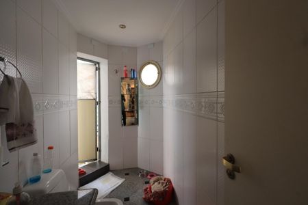 Casa de condomínio para alugar com 450m², 4 quartos e 6 vagasBanheiro de serviço