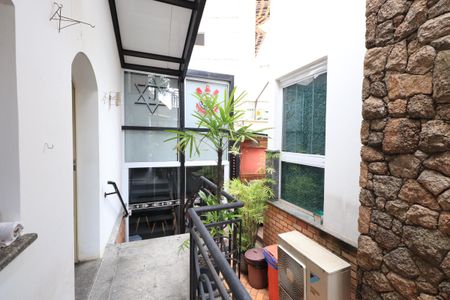 Casa de condomínio para alugar com 450m², 4 quartos e 6 vagasQuintal