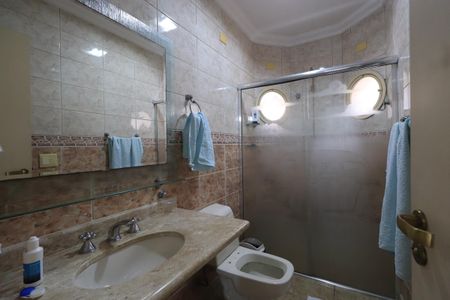 Casa de condomínio para alugar com 450m², 4 quartos e 6 vagasBanheiro da Suíte 2