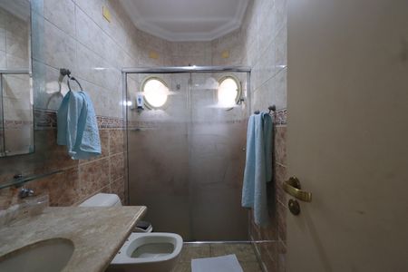 Casa de condomínio para alugar com 450m², 4 quartos e 6 vagasBanheiro da Suíte 2