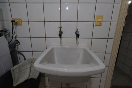 Casa de condomínio para alugar com 450m², 4 quartos e 6 vagasÁrea de Serviço