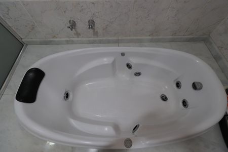 Casa de condomínio para alugar com 450m², 4 quartos e 6 vagasBanheiro da Suíte 4