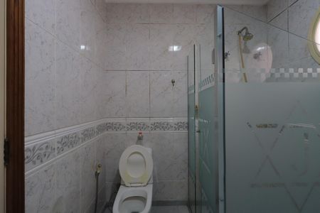 Casa de condomínio para alugar com 450m², 4 quartos e 6 vagasBanheiro da Suíte 4