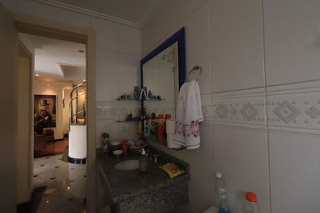 Casa de condomínio para alugar com 450m², 4 quartos e 6 vagasBanheiro de serviço