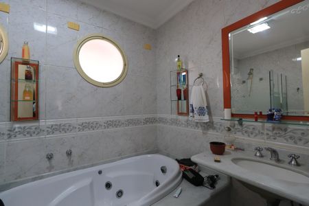 Casa de condomínio para alugar com 450m², 4 quartos e 6 vagasBanheiro da Suíte 4