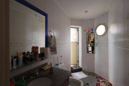 Casa de condomínio para alugar com 450m², 4 quartos e 6 vagasBanheiro de serviço