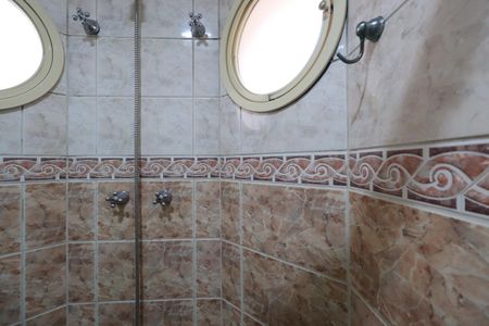 Casa de condomínio para alugar com 450m², 4 quartos e 6 vagasBanheiro da Suíte 2