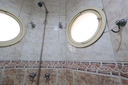 Casa de condomínio para alugar com 450m², 4 quartos e 6 vagasBanheiro da Suíte 2