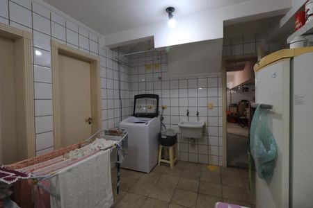 Casa de condomínio para alugar com 450m², 4 quartos e 6 vagasÁrea de Serviço