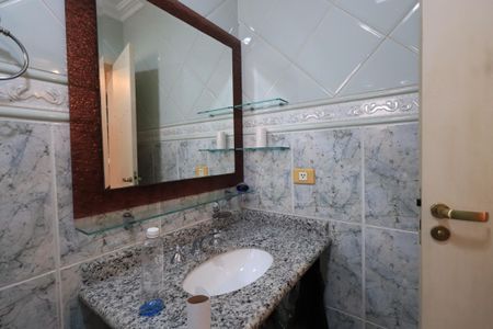 Casa de condomínio para alugar com 450m², 4 quartos e 6 vagasBanheiro da Suíte 3