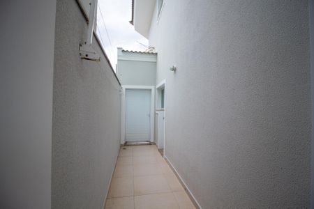 Casa de condomínio para alugar com 260m², 3 quartos e 4 vagasCorredor 