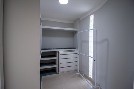 Casa de condomínio para alugar com 260m², 3 quartos e 4 vagasCloset 