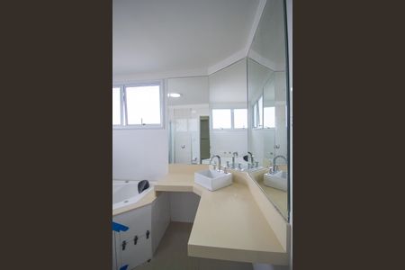 Casa de condomínio para alugar com 260m², 3 quartos e 4 vagasBanheiro da Suite 2