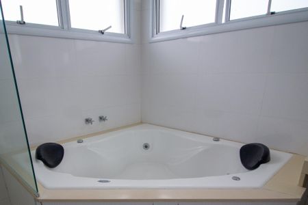 Casa de condomínio para alugar com 260m², 3 quartos e 4 vagasBanheiro da Suite 2