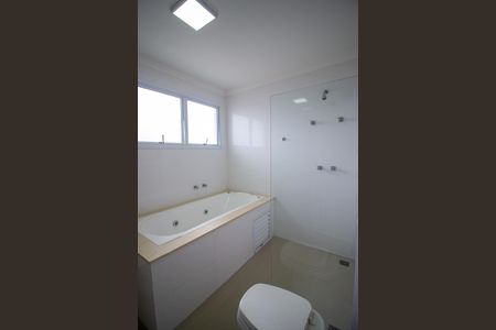 Casa de condomínio para alugar com 260m², 3 quartos e 4 vagasBanheiro da Suíte 1