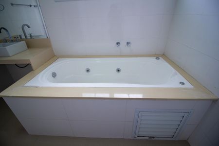 Casa de condomínio para alugar com 260m², 3 quartos e 4 vagasBanheiro da Suíte 1