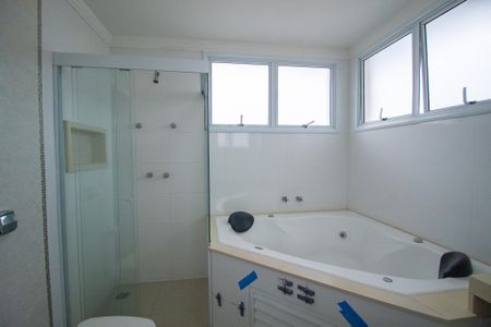 Casa de condomínio para alugar com 260m², 3 quartos e 4 vagasBanheiro da Suite 2