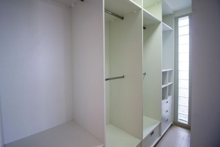 Casa de condomínio para alugar com 260m², 3 quartos e 4 vagasCloset da Suite 2