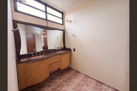 Casa à venda com 400m², 4 quartos e 4 vagasBanheiro da Suíte Master