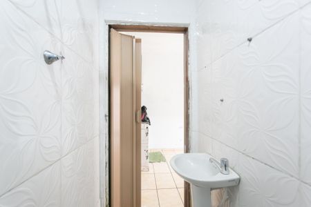 Banheiro  de casa para alugar com 1 quarto, 50m² em Conjunto Residencial José Bonifácio, São Paulo