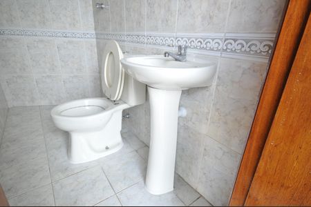 Casa para alugar com 450m², 3 quartos e 10 vagasBanheiro Social da Área da Churrasqueira