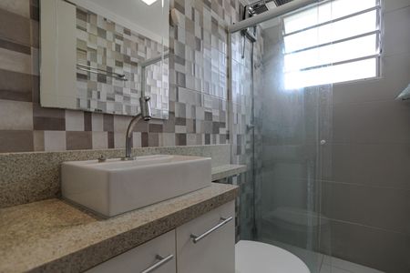 Banheiro de apartamento para alugar com 2 quartos, 49m² em Vila Mogilar, Mogi das Cruzes
