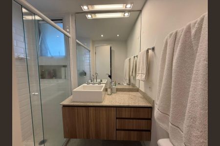 Banheiro  de apartamento à venda com 2 quartos, 101m² em Vila Mariana, São Paulo