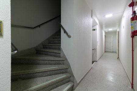 Apartamento para alugar com 71m², 2 quartos e sem vagaEscada