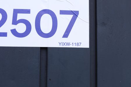 Casa para alugar com 72m², 2 quartos e 1 vagaPlaca instalada no portão do condomínio - Código da placa: YIXW-1187