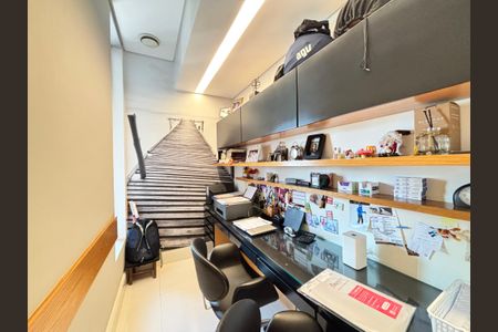 Apartamento à venda com 215m², 3 quartos e 3 vagasEscritório