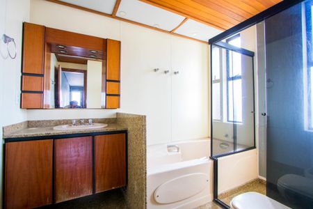 Apartamento para alugar com 300m², 4 quartos e 2 vagasBanheiro do quarto 1