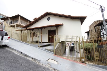 Casa à venda com 321m², 3 quartos e 3 vagasFachada