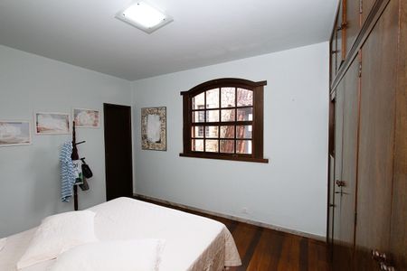 Casa à venda com 321m², 3 quartos e 3 vagasQuarto 2 - Suíte