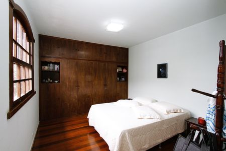 Casa à venda com 321m², 3 quartos e 3 vagasQuarto 2 - Suíte