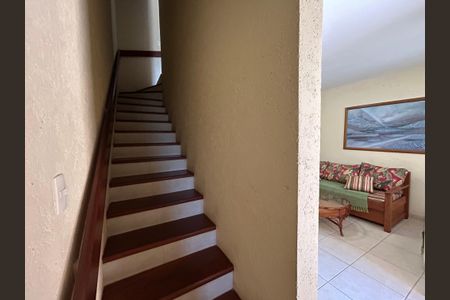 Casa de condomínio para alugar com 120m², 2 quartos e 2 vagas Casa de condomínio para alugar com 120m², 2 quartos e 2 vagasEscada