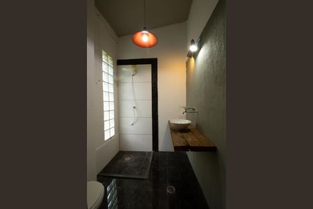 Casa de condomínio para alugar com 400m², 2 quartos e 4 vagasBanheiro do Quarto 1 - Suite