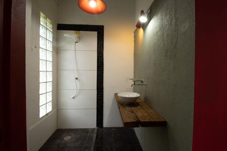 Casa de condomínio para alugar com 400m², 2 quartos e 4 vagasBanheiro do Quarto 1 - Suite