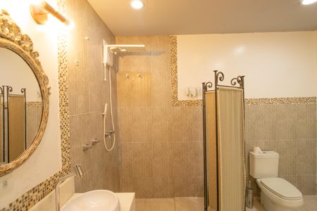 Casa de condomínio para alugar com 400m², 2 quartos e 4 vagasBanheiro da Suíte 2